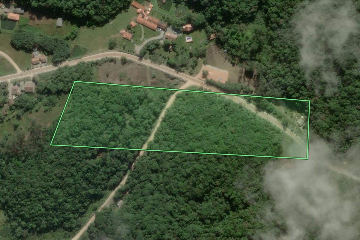 Imagem de satélite do imóvel rural em Gaspar (SC), com o contorno declarado no CAR desenhado por cima.