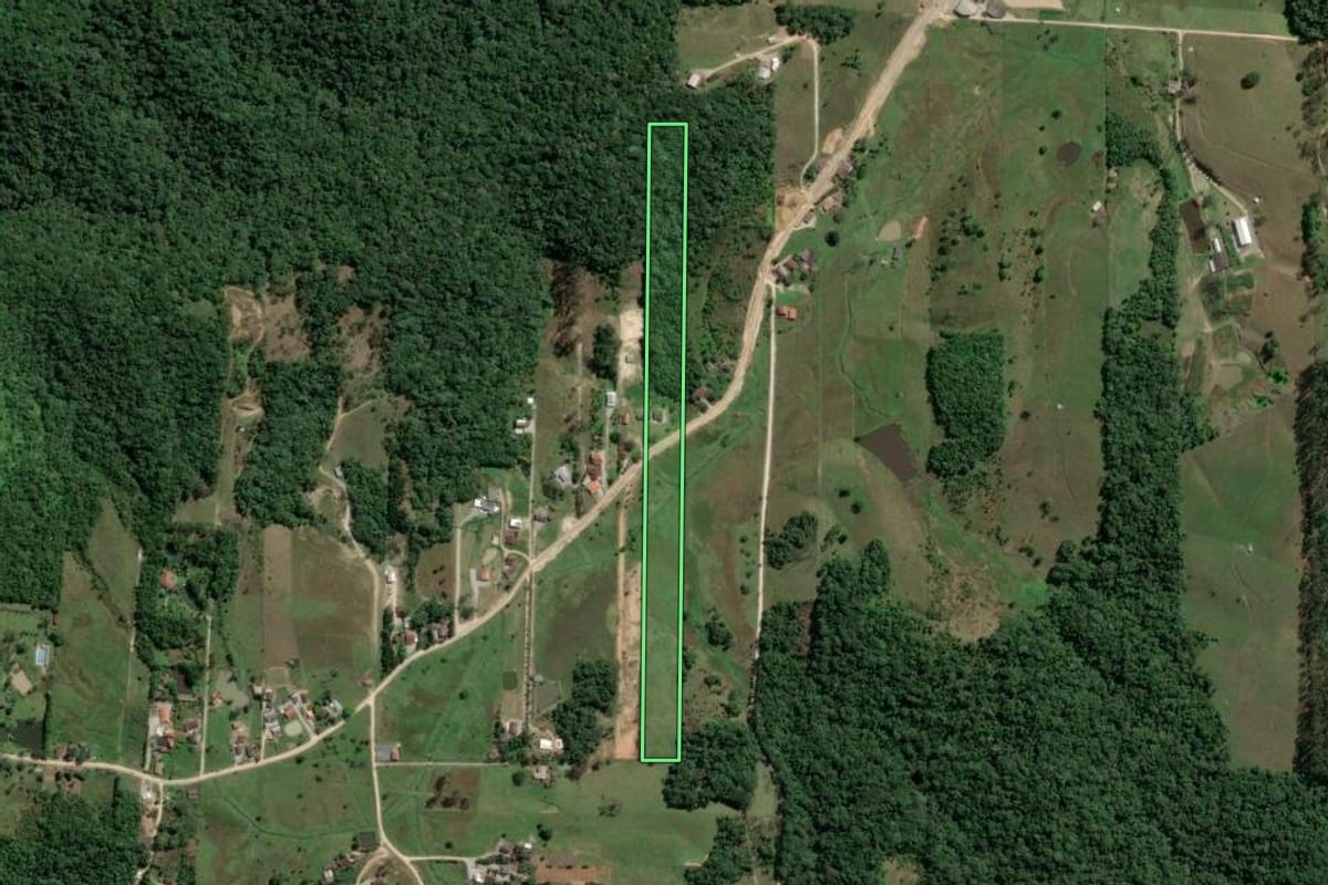 Imagem de satélite do imóvel rural em Gaspar (SC), com o contorno declarado no CAR desenhado por cima.
