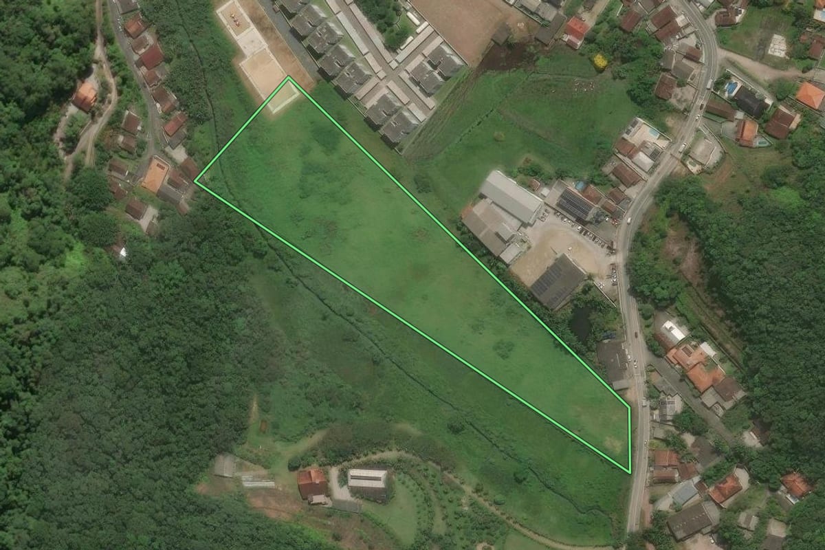 Imagem de satélite do imóvel rural em Gaspar (SC), com o contorno declarado no CAR desenhado por cima.