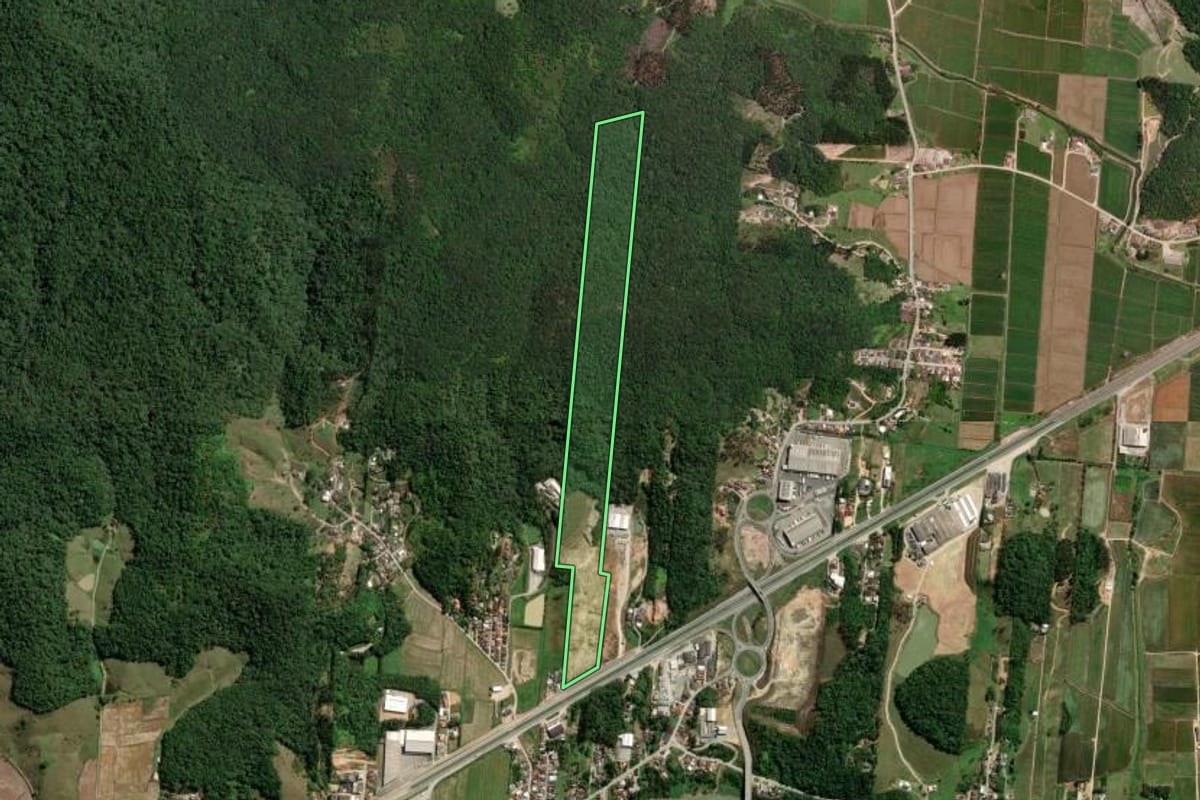 Imagem de satélite do imóvel rural em Gaspar (SC), com o contorno declarado no CAR desenhado por cima.