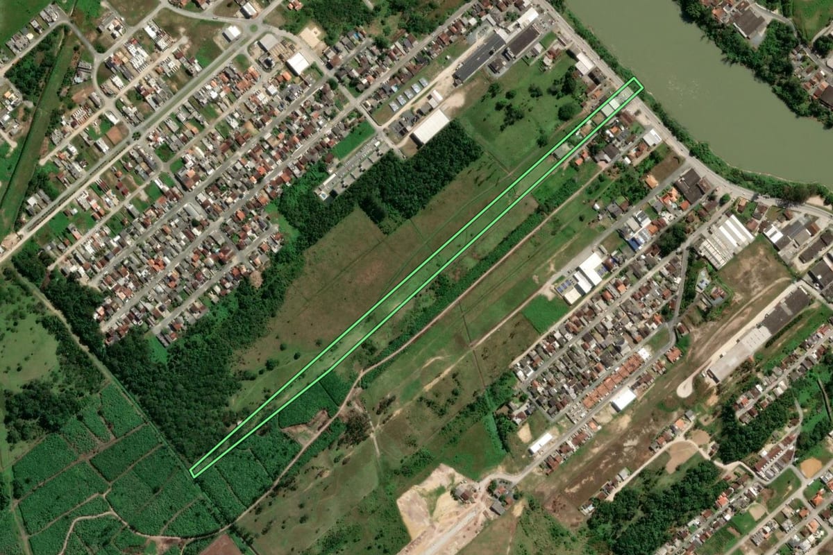 Imagem de satélite do imóvel rural em Gaspar (SC), com o contorno declarado no CAR desenhado por cima.