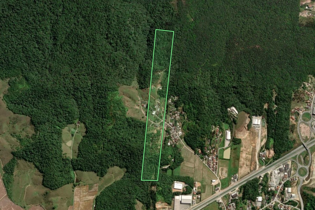 Imagem de satélite do imóvel rural em Gaspar (SC), com o contorno declarado no CAR desenhado por cima.