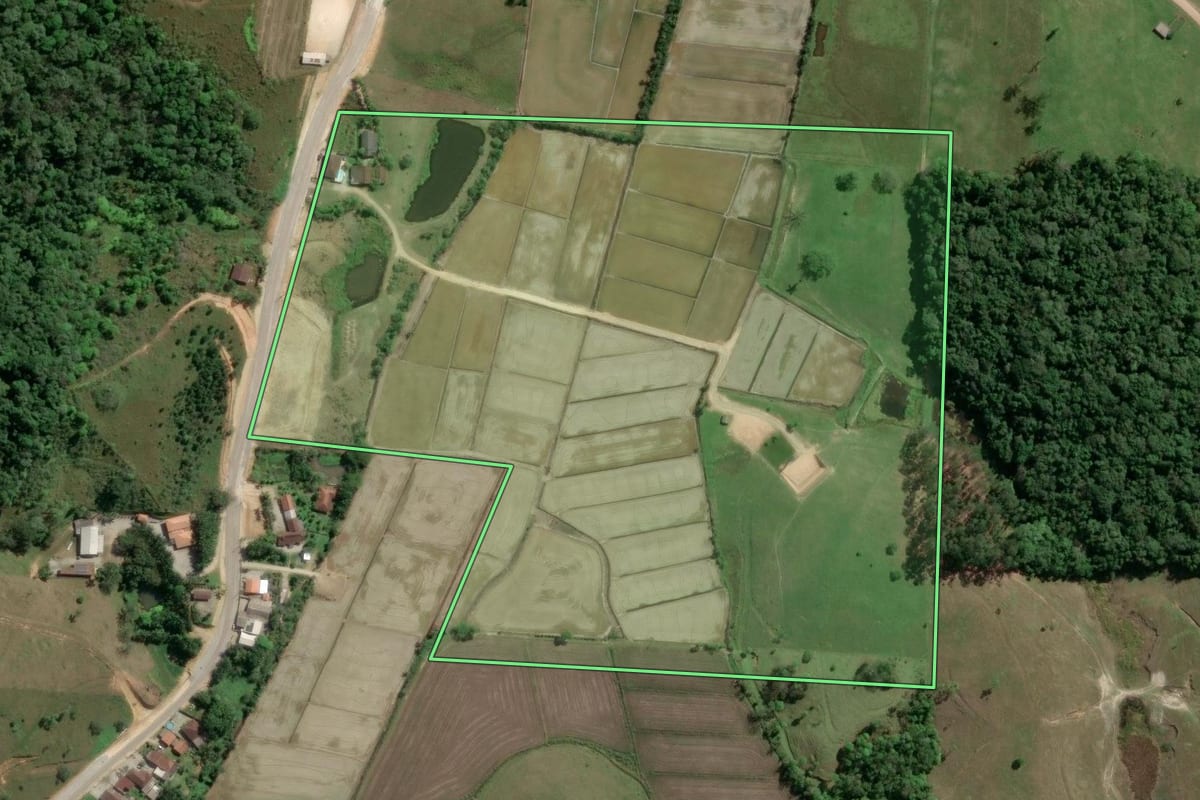 Imagem de satélite do imóvel rural em Gaspar (SC), com o contorno declarado no CAR desenhado por cima.