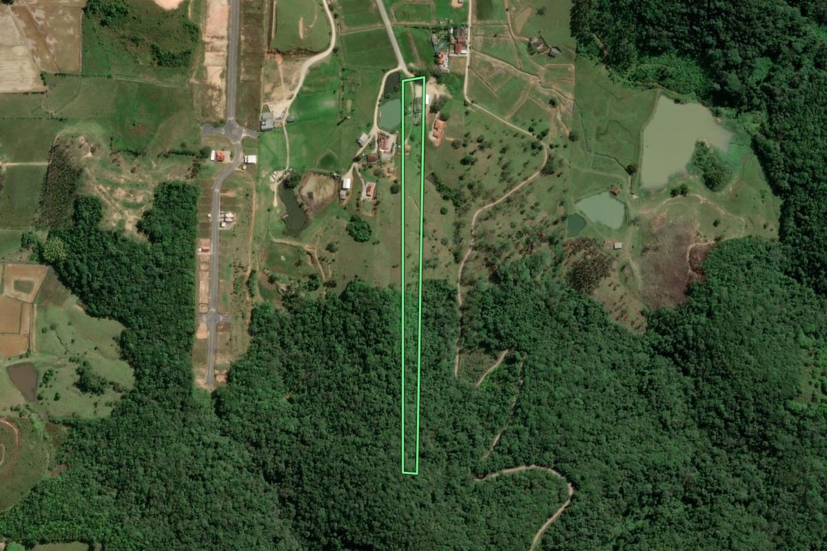 Imagem de satélite do imóvel rural em Gaspar (SC), com o contorno declarado no CAR desenhado por cima.