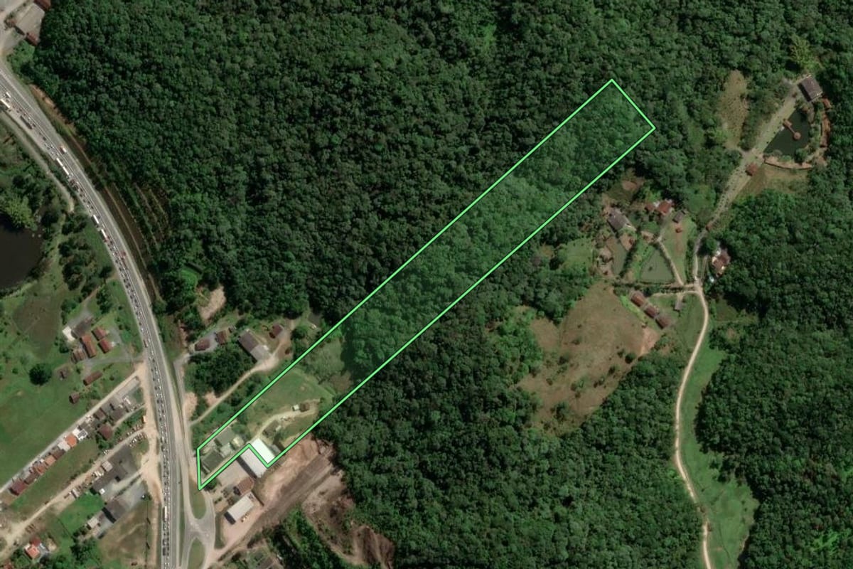 Imagem de satélite do imóvel rural em Gaspar (SC), com o contorno declarado no CAR desenhado por cima.