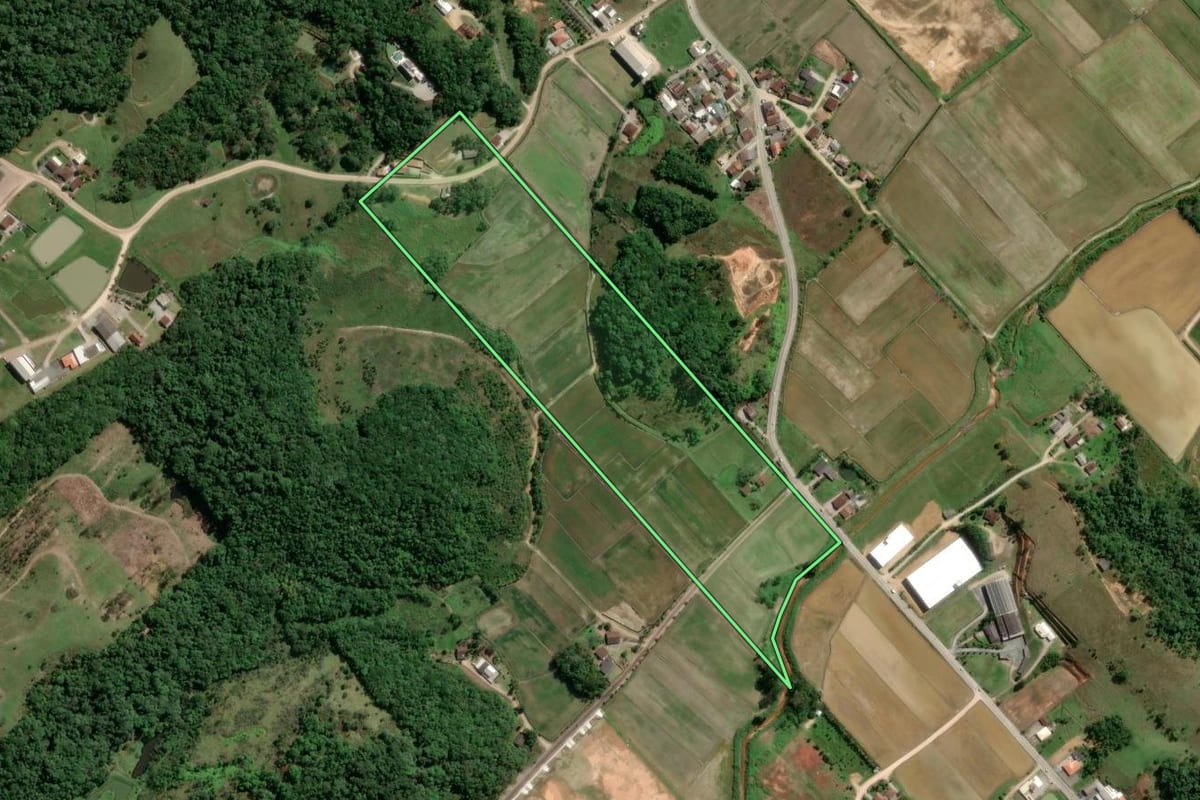 Imagem de satélite do imóvel rural em Gaspar (SC), com o contorno declarado no CAR desenhado por cima.