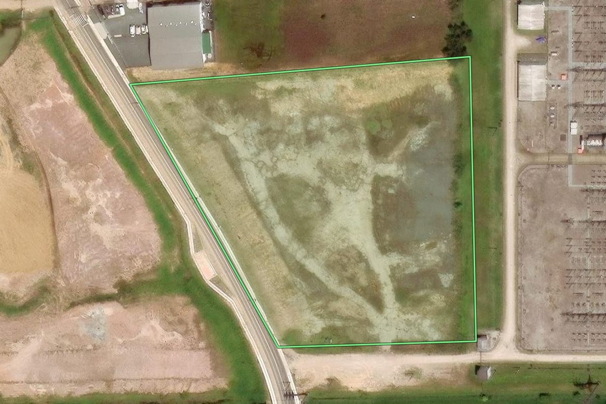 Imagem de satélite do imóvel rural em Gaspar (SC), com o contorno declarado no CAR desenhado por cima.