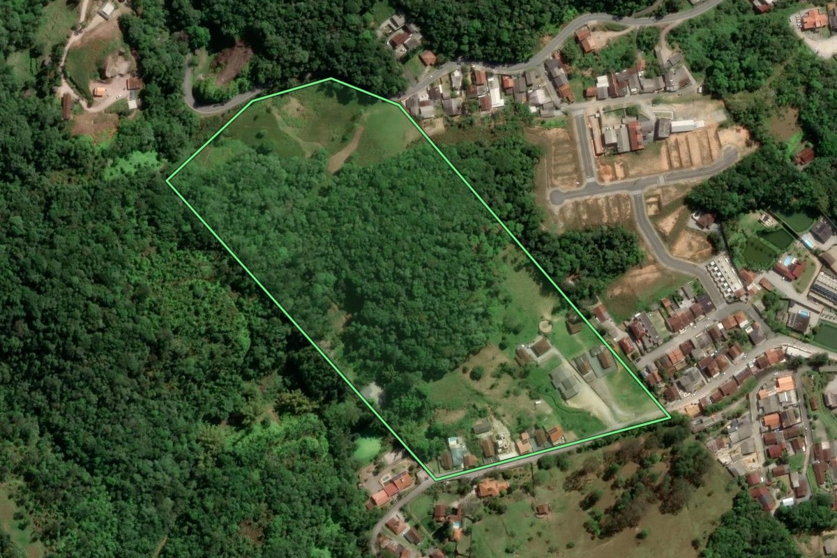 Imagem de satélite do imóvel rural em Gaspar (SC), com o contorno declarado no CAR desenhado por cima.