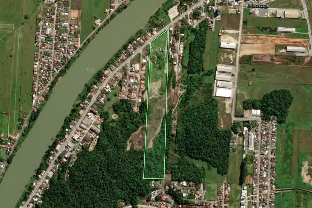 Imagem de satélite do imóvel rural em Gaspar (SC), com o contorno declarado no CAR desenhado por cima.