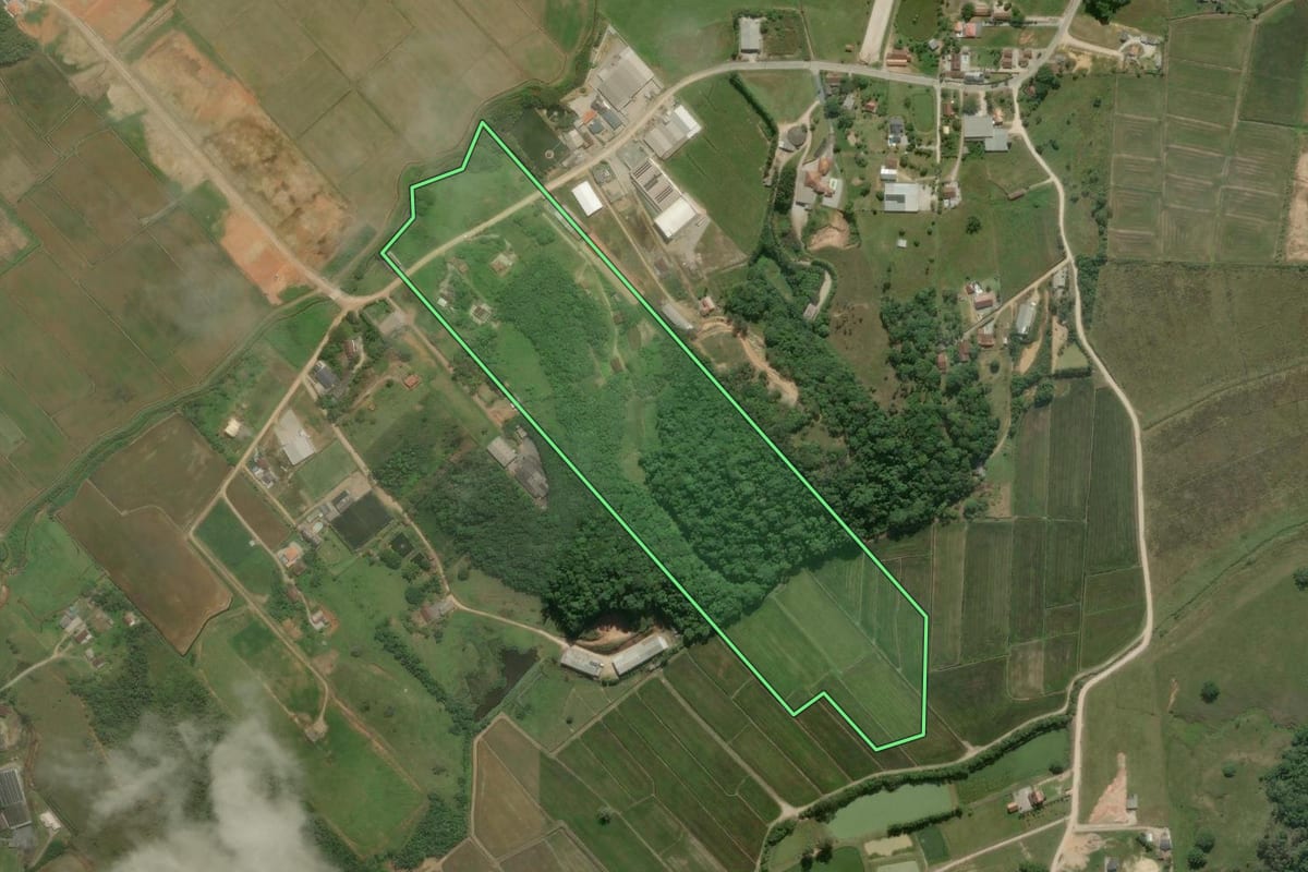 Imagem de satélite do imóvel rural em Gaspar (SC), com o contorno declarado no CAR desenhado por cima.