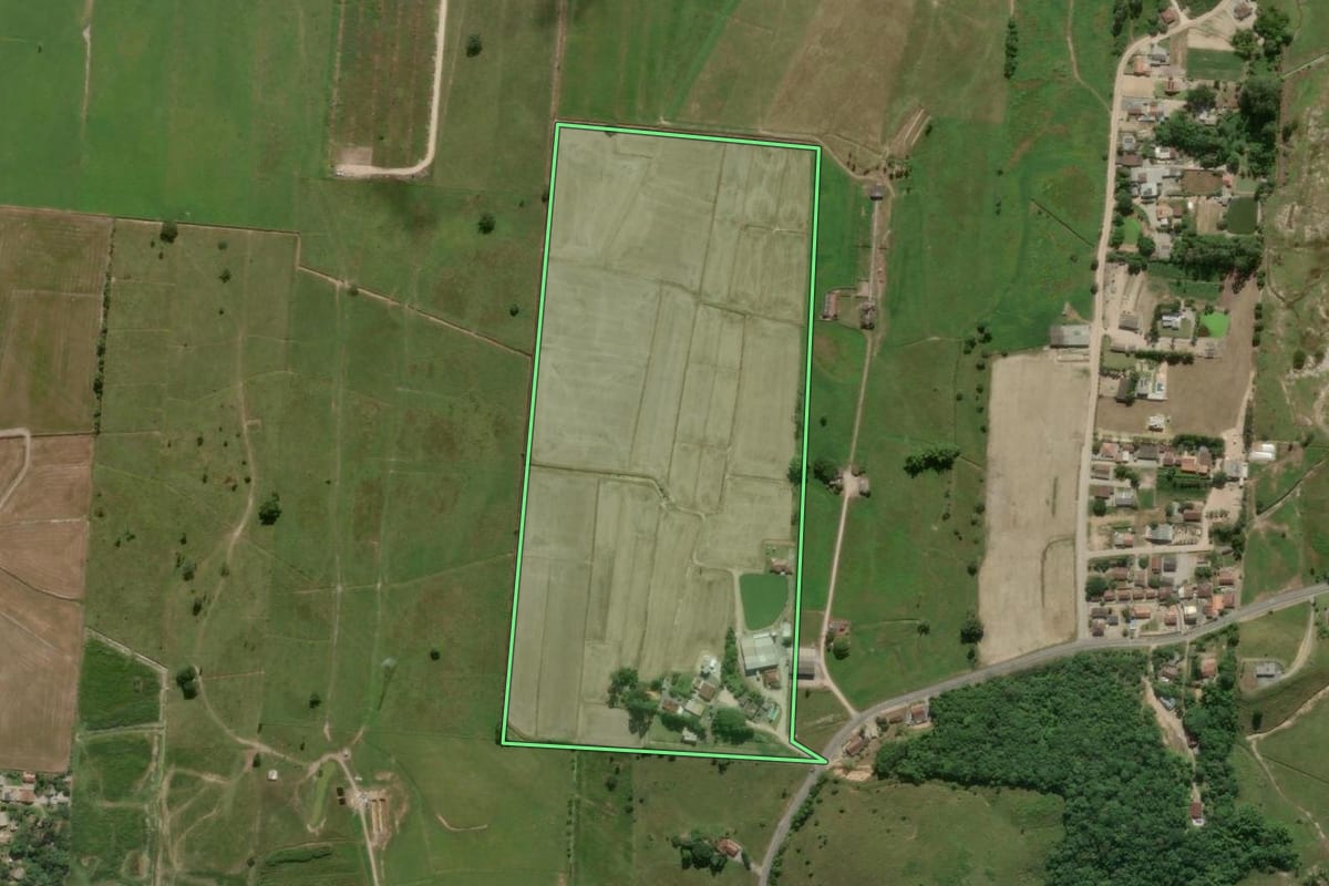 Imagem de satélite do imóvel rural em Gaspar (SC), com o contorno declarado no CAR desenhado por cima.