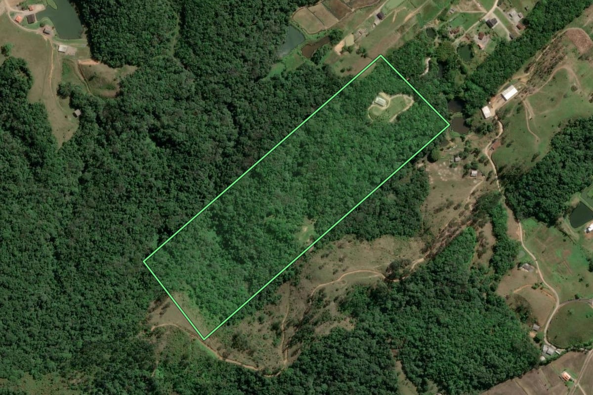 Imagem de satélite do imóvel rural em Gaspar (SC), com o contorno declarado no CAR desenhado por cima.