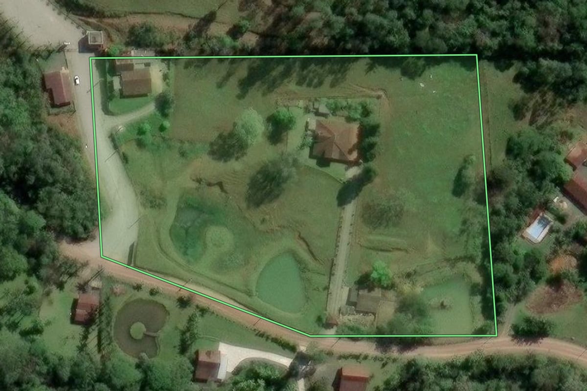 Imagem de satélite do imóvel rural em Gaspar (SC), com o contorno declarado no CAR desenhado por cima.