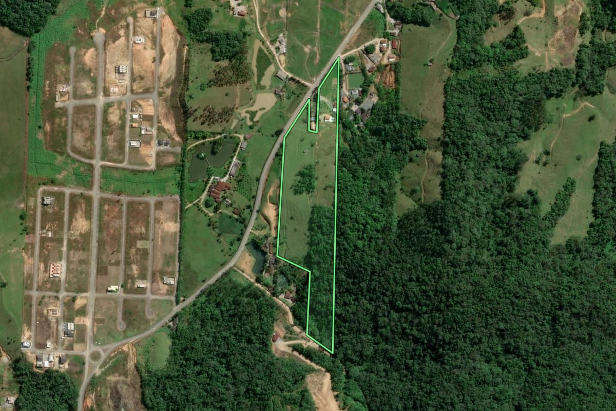Imagem de satélite do imóvel rural em Gaspar (SC), com o contorno declarado no CAR desenhado por cima.