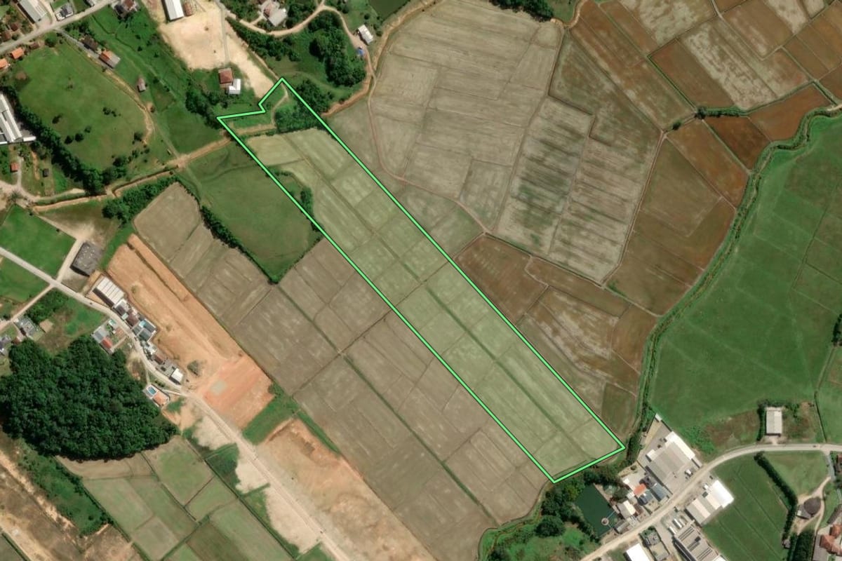 Imagem de satélite do imóvel rural em Gaspar (SC), com o contorno declarado no CAR desenhado por cima.