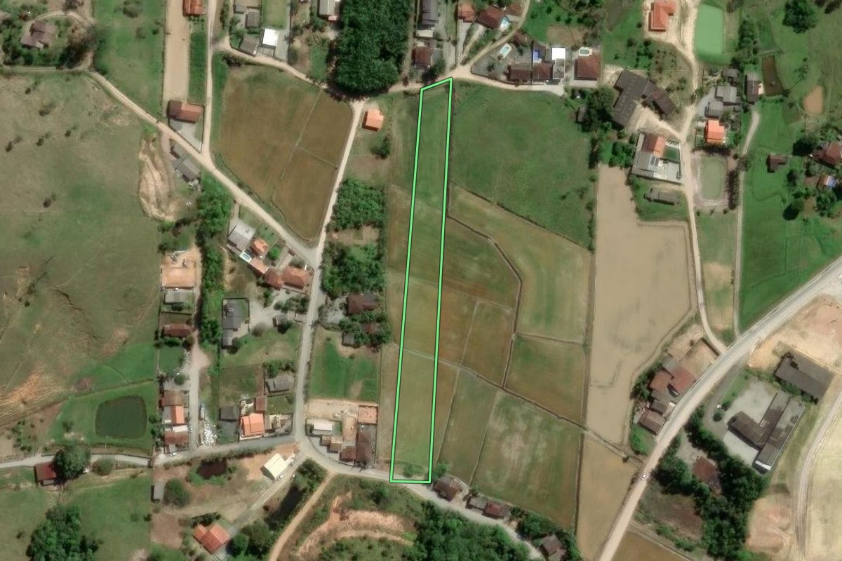 Imagem de satélite do imóvel rural em Gaspar (SC), com o contorno declarado no CAR desenhado por cima.