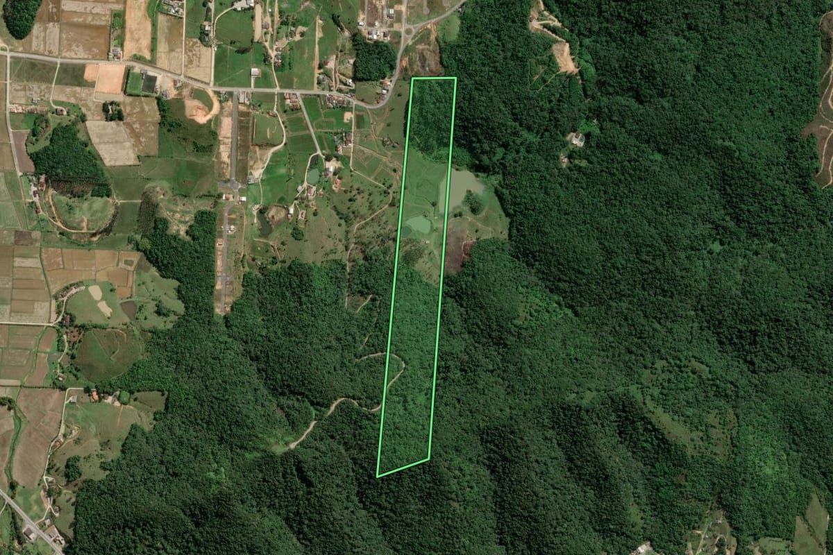 Imagem de satélite do imóvel rural em Gaspar (SC), com o contorno declarado no CAR desenhado por cima.