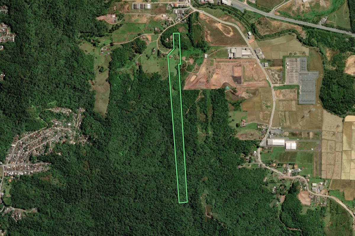 Imagem de satélite do imóvel rural em Gaspar (SC), com o contorno declarado no CAR desenhado por cima.