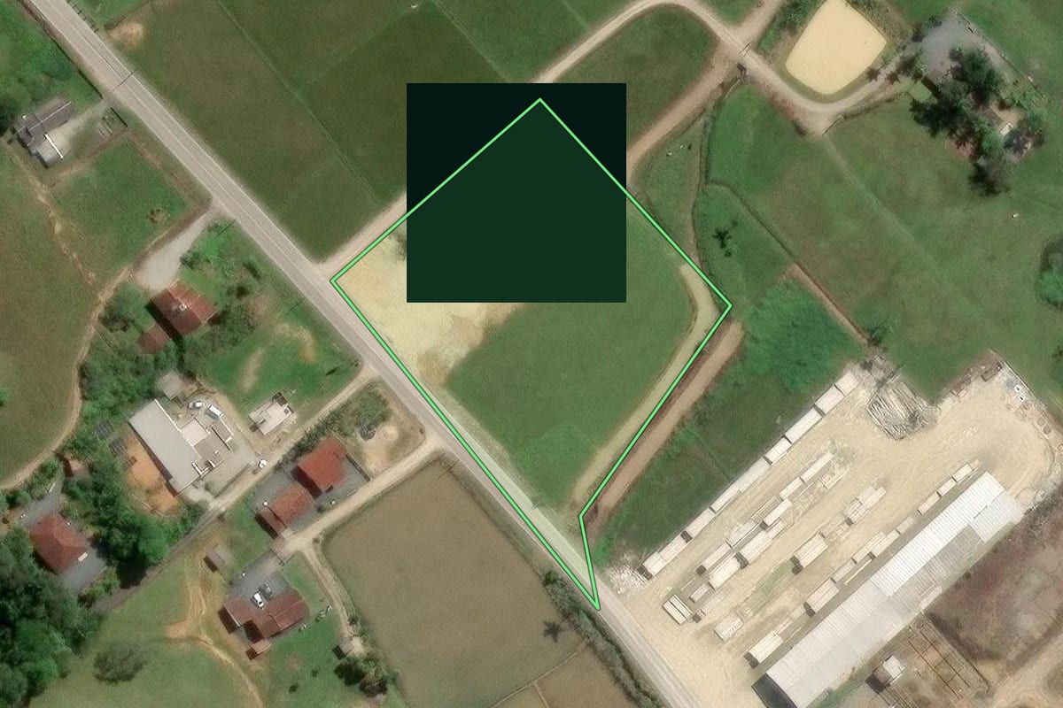 Imagem de satélite do imóvel rural em Gaspar (SC), com o contorno declarado no CAR desenhado por cima.