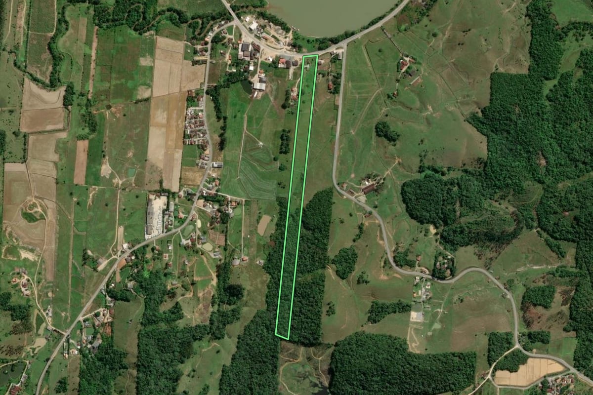 Imagem de satélite do imóvel rural em Gaspar (SC), com o contorno declarado no CAR desenhado por cima.
