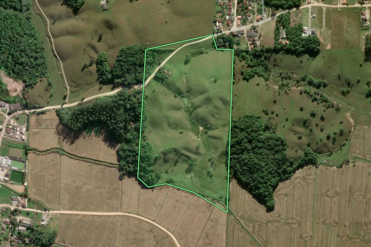 Imagem de satélite do imóvel rural em Gaspar (SC), com o contorno declarado no CAR desenhado por cima.