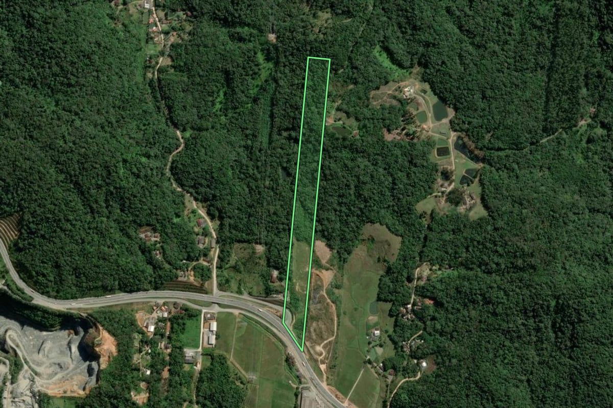 Imagem de satélite do imóvel rural em Gaspar (SC), com o contorno declarado no CAR desenhado por cima.