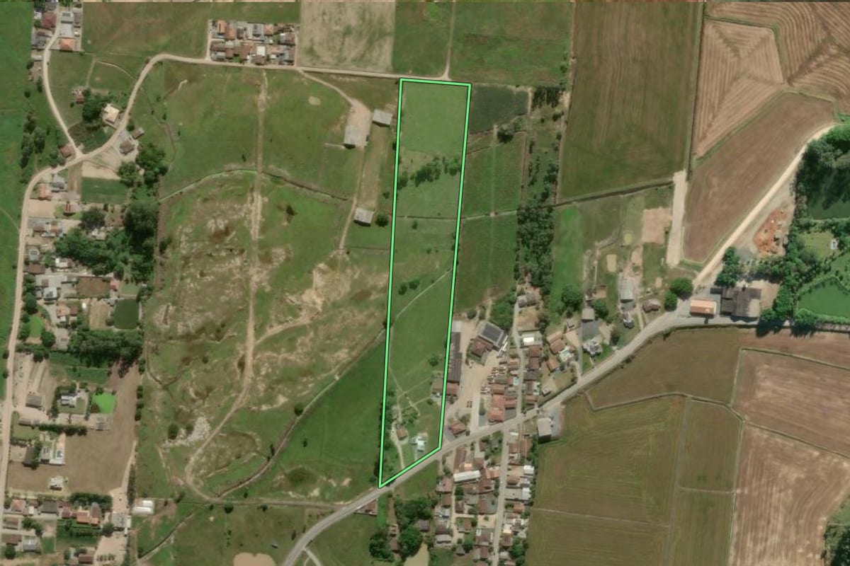 Imagem de satélite do imóvel rural em Gaspar (SC), com o contorno declarado no CAR desenhado por cima.