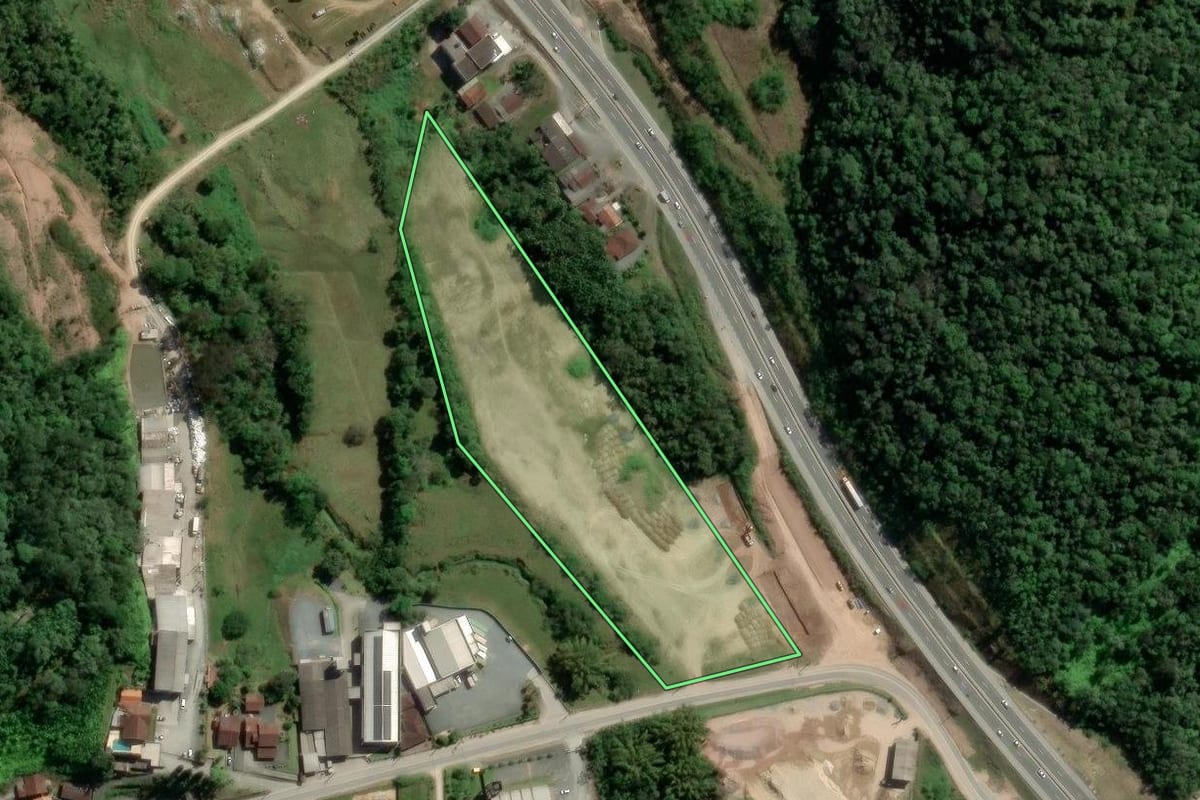 Imagem de satélite do imóvel rural em Gaspar (SC), com o contorno declarado no CAR desenhado por cima.