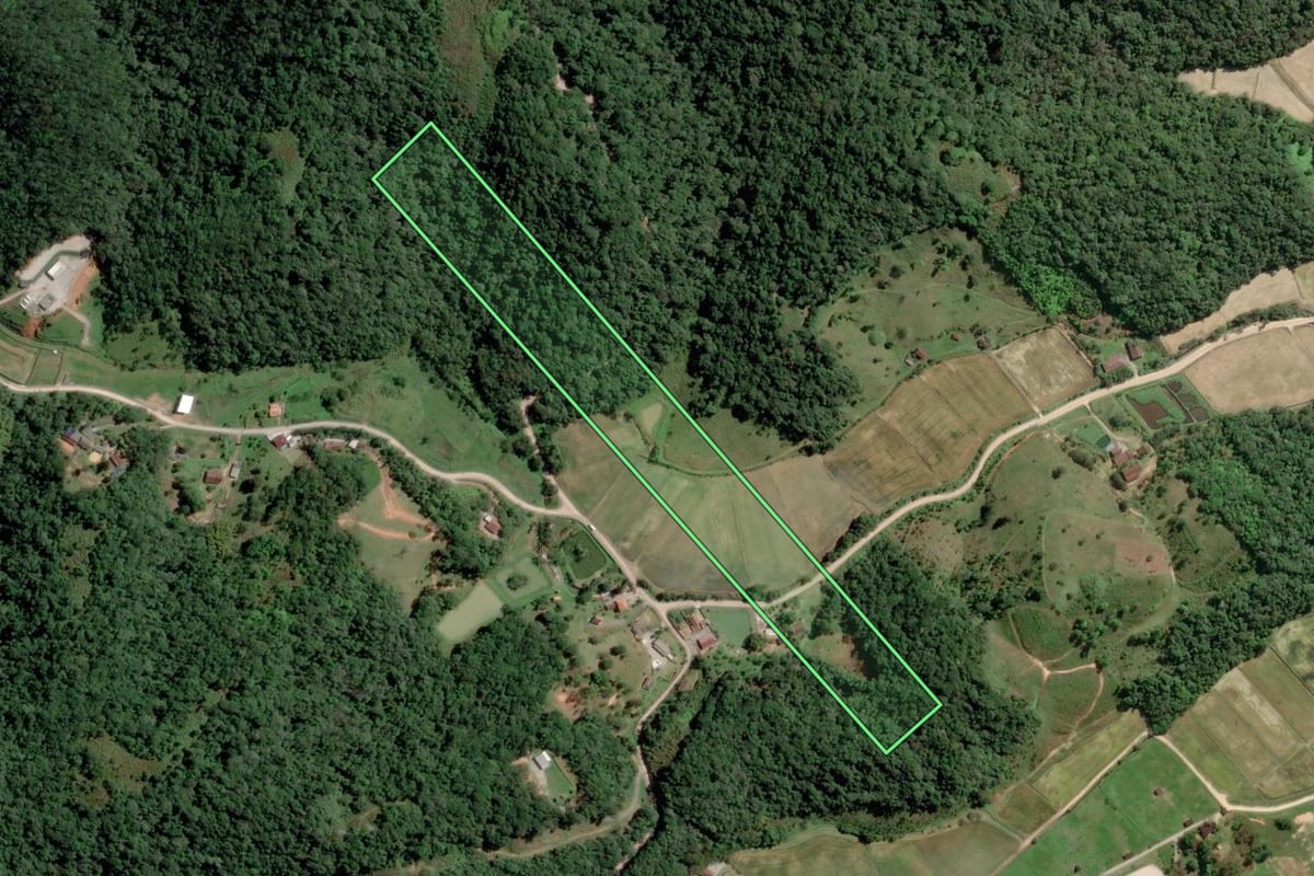 Imagem de satélite do imóvel rural em Gaspar (SC), com o contorno declarado no CAR desenhado por cima.