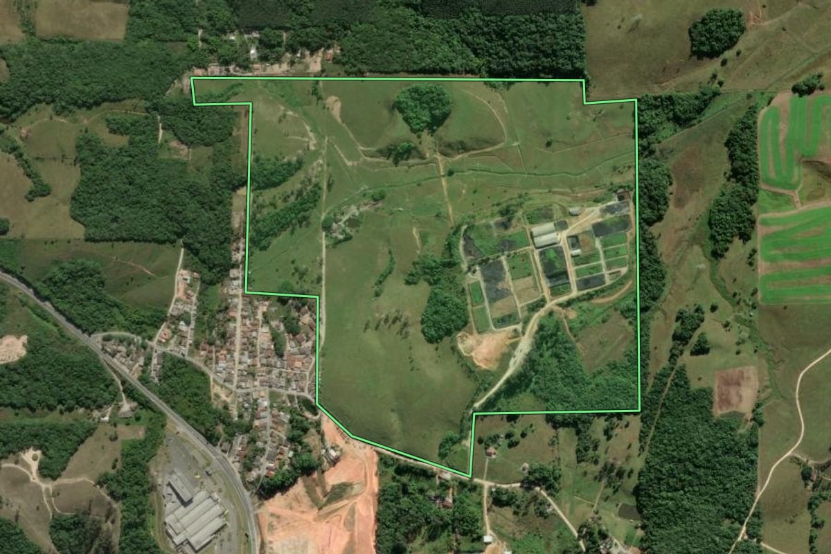 Imagem de satélite do imóvel rural em Gaspar (SC), com o contorno declarado no CAR desenhado por cima.