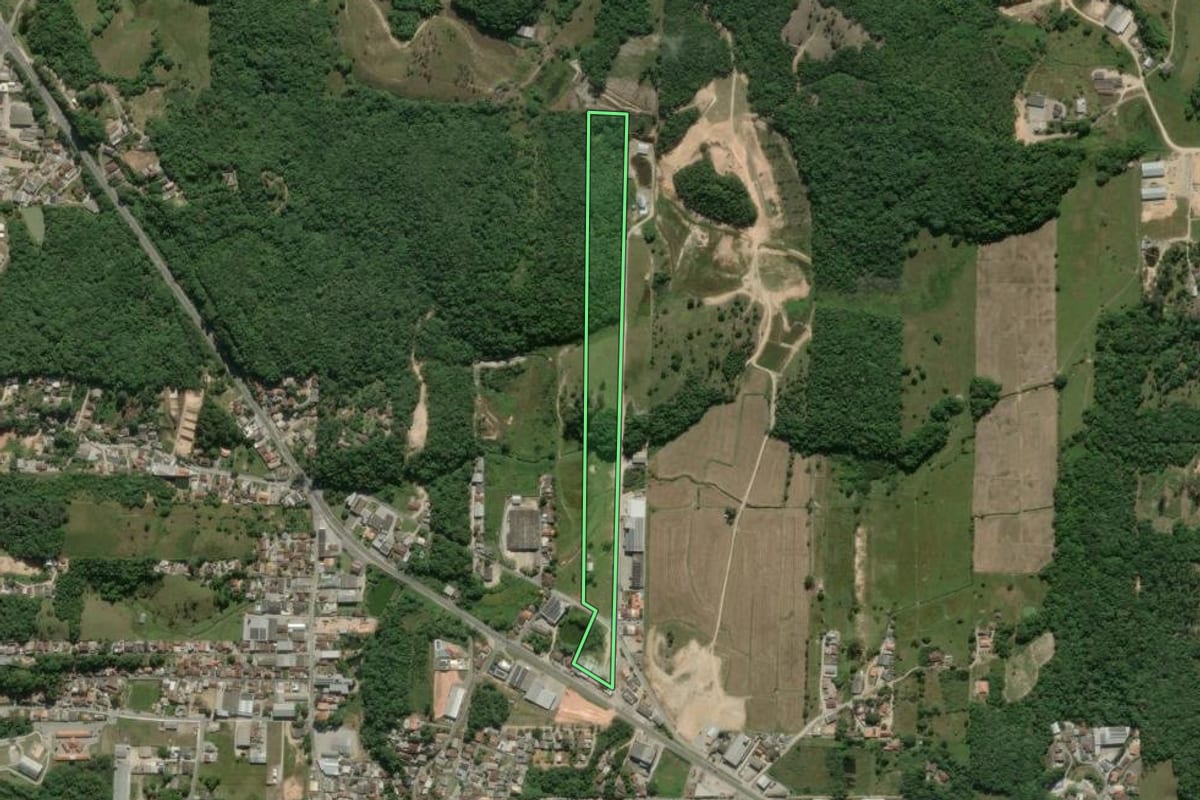 Imagem de satélite do imóvel rural em Gaspar (SC), com o contorno declarado no CAR desenhado por cima.