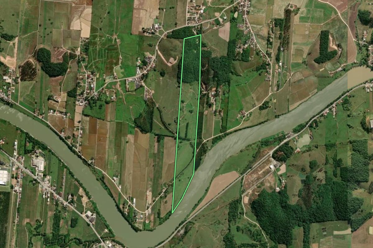 Imagem de satélite do imóvel rural em Gaspar (SC), com o contorno declarado no CAR desenhado por cima.