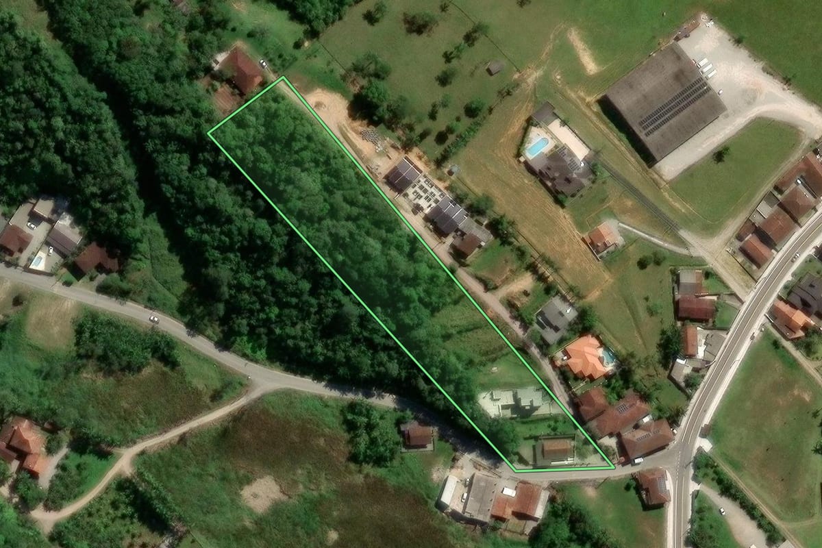 Imagem de satélite do imóvel rural em Gaspar (SC), com o contorno declarado no CAR desenhado por cima.