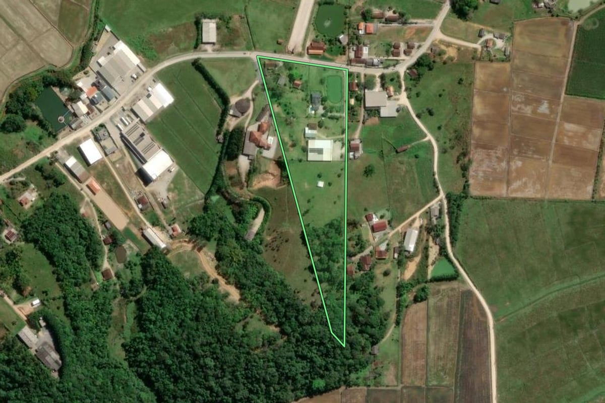 Imagem de satélite do imóvel rural em Gaspar (SC), com o contorno declarado no CAR desenhado por cima.