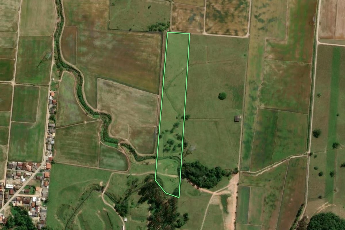 Imagem de satélite do imóvel rural em Gaspar (SC), com o contorno declarado no CAR desenhado por cima.