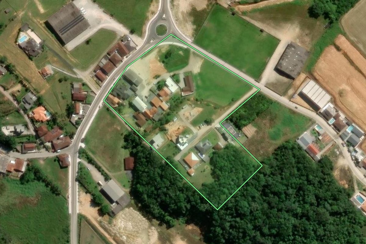 Imagem de satélite do imóvel rural em Gaspar (SC), com o contorno declarado no CAR desenhado por cima.