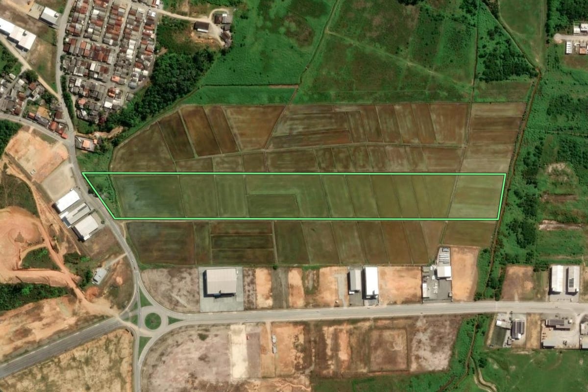 Imagem de satélite do imóvel rural em Gaspar (SC), com o contorno declarado no CAR desenhado por cima.