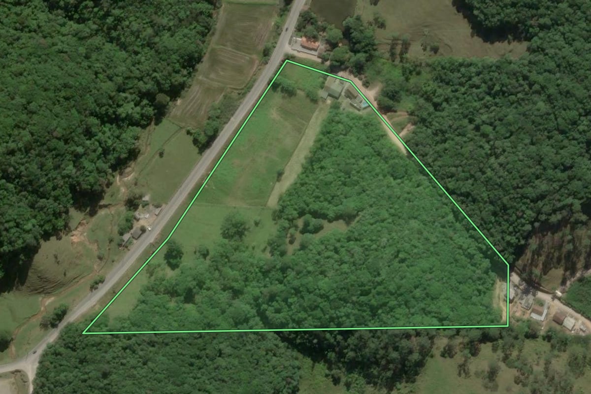 Imagem de satélite do imóvel rural em Gaspar (SC), com o contorno declarado no CAR desenhado por cima.
