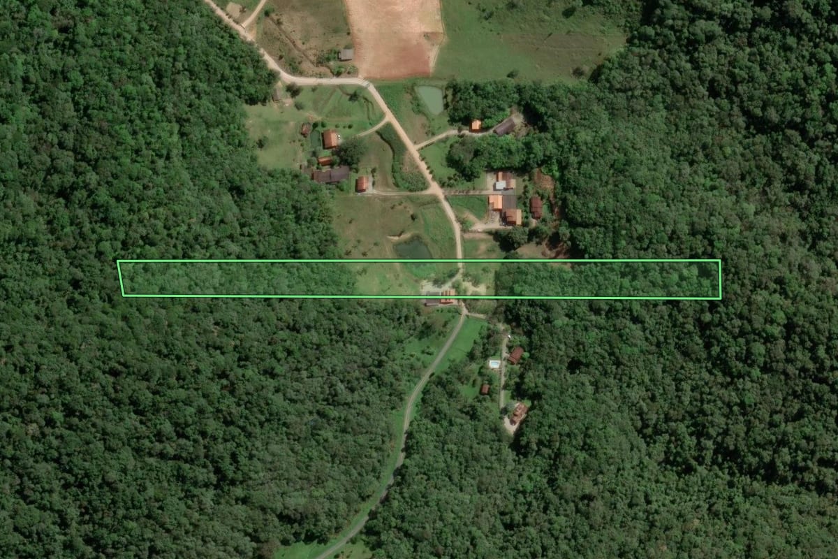 Imagem de satélite do imóvel rural em Gaspar (SC), com o contorno declarado no CAR desenhado por cima.