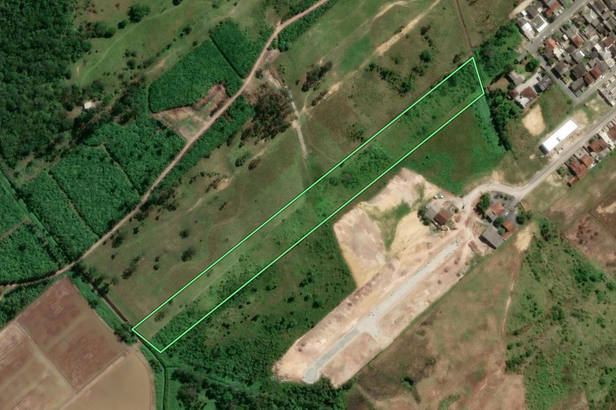 Imagem de satélite do imóvel rural em Gaspar (SC), com o contorno declarado no CAR desenhado por cima.