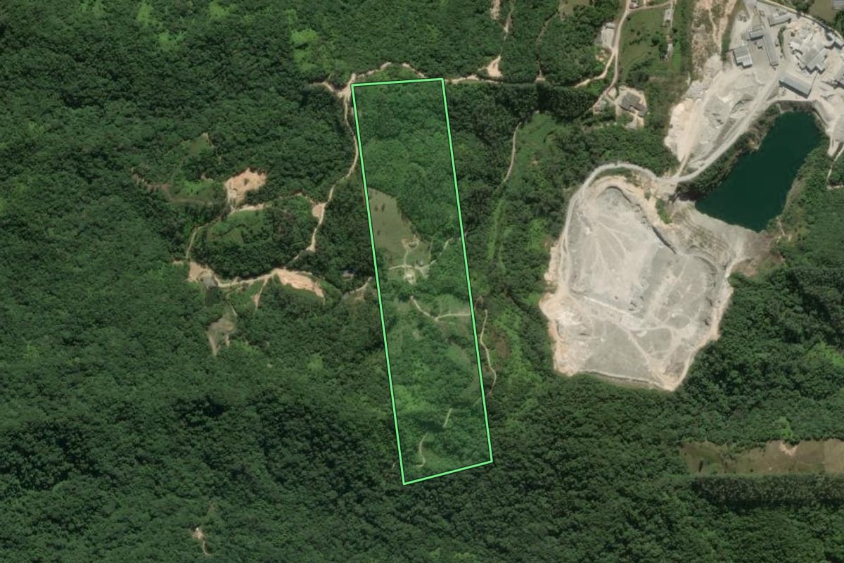Imagem de satélite do imóvel rural em Gaspar (SC), com o contorno declarado no CAR desenhado por cima.