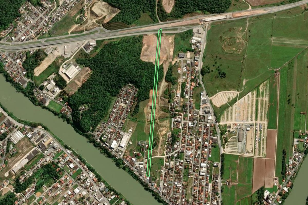 Imagem de satélite do imóvel rural em Gaspar (SC), com o contorno declarado no CAR desenhado por cima.