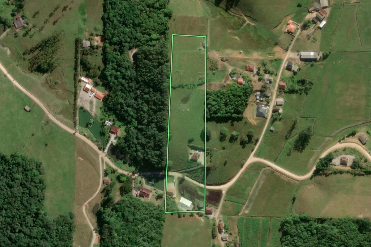 Imagem de satélite do imóvel rural em Gaspar (SC), com o contorno declarado no CAR desenhado por cima.