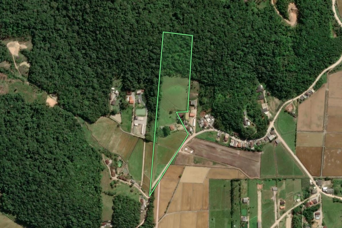 Imagem de satélite do imóvel rural em Gaspar (SC), com o contorno declarado no CAR desenhado por cima.