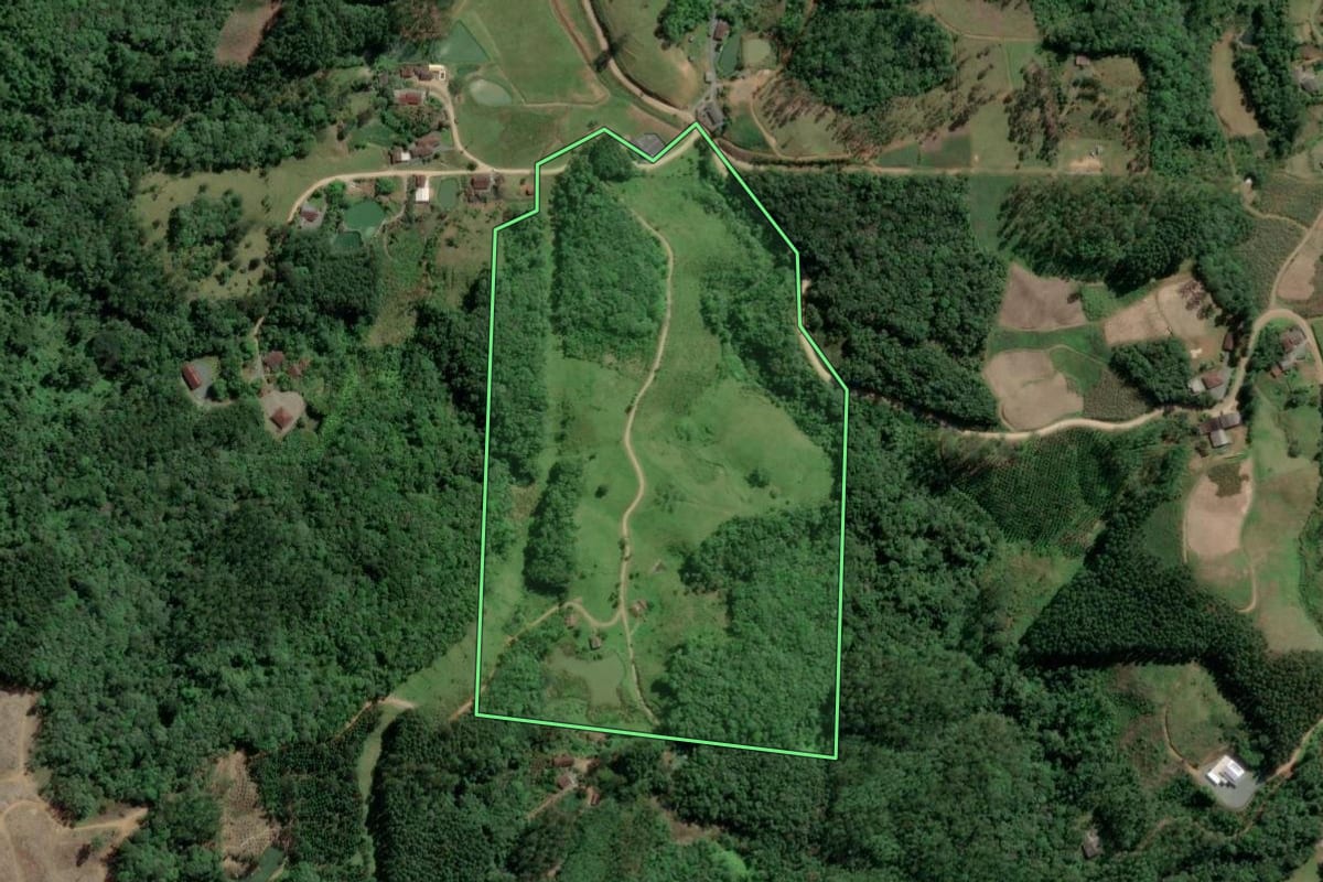 Imagem de satélite do imóvel rural em Gaspar (SC), com o contorno declarado no CAR desenhado por cima.