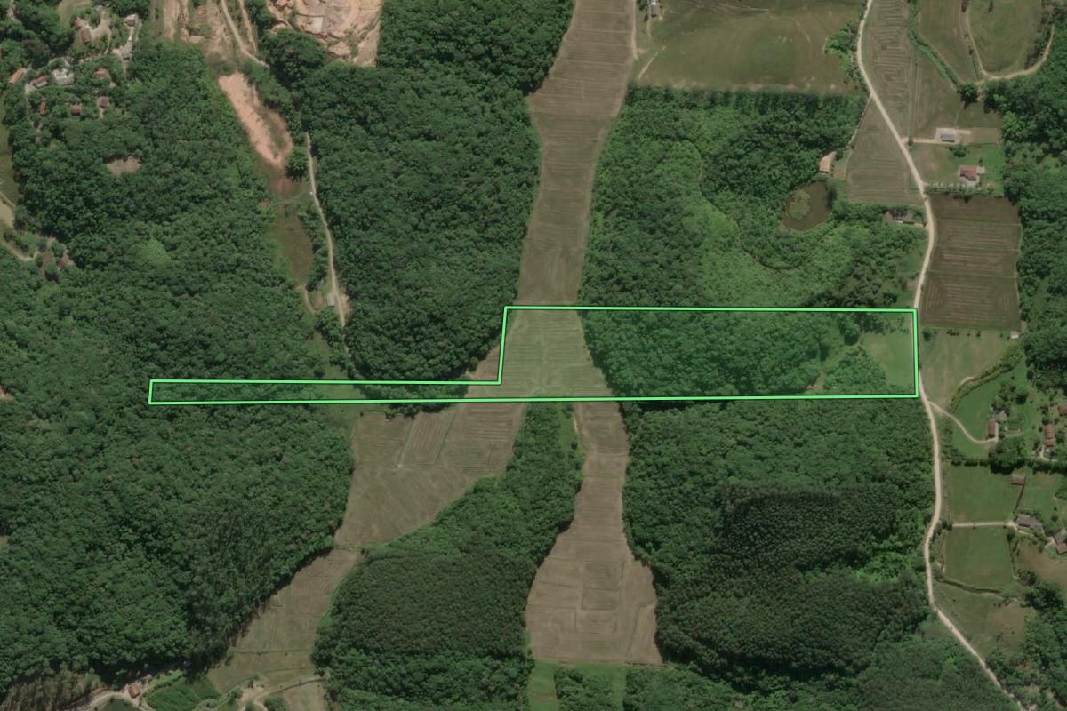 Imagem de satélite do imóvel rural em Gaspar (SC), com o contorno declarado no CAR desenhado por cima.