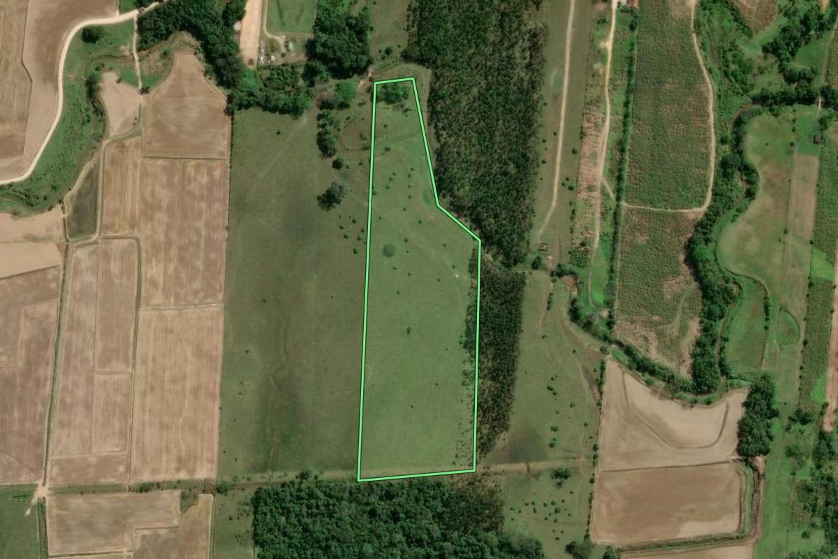 Imagem de satélite do imóvel rural em Gaspar (SC), com o contorno declarado no CAR desenhado por cima.