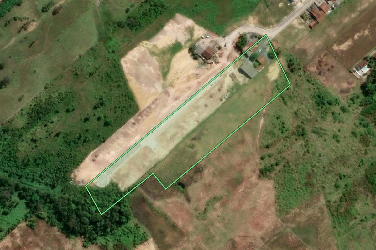 Imagem de satélite do imóvel rural em Gaspar (SC), com o contorno declarado no CAR desenhado por cima.
