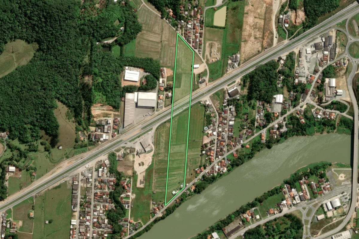 Imagem de satélite do imóvel rural em Gaspar (SC), com o contorno declarado no CAR desenhado por cima.