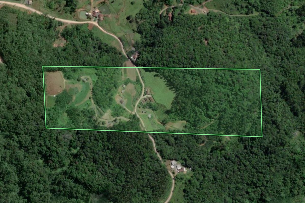 Imagem de satélite do imóvel rural em Gaspar (SC), com o contorno declarado no CAR desenhado por cima.